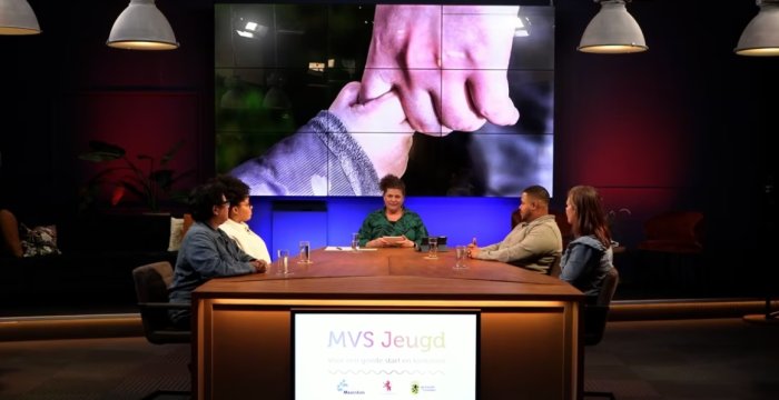 Afbeelding debattafel met deelnemers Webinar MVS Jeugd