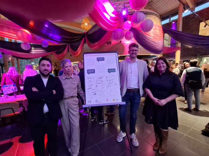 Wethouders en stichting Recht kind van de staat bij een ondertekend MVS Kinderrechtenmanifest